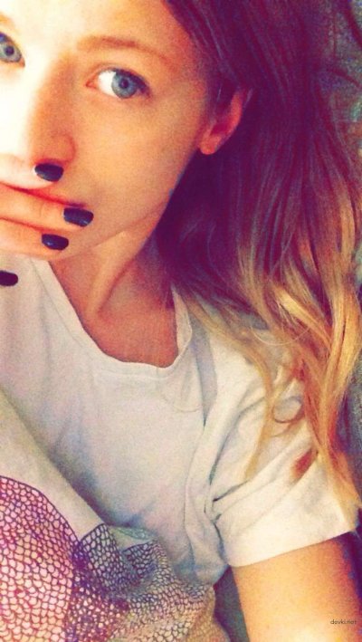 Горячие фото молодой изящной дамы в откровенной одежде