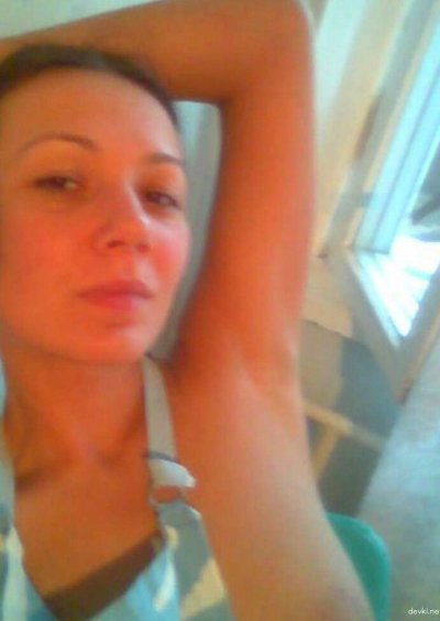 Красивая темноволосая девушка делает откровенные снимки