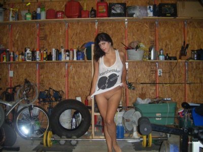 Обнаженная милашка показывает свои прелести в автосервисе и у себя дома