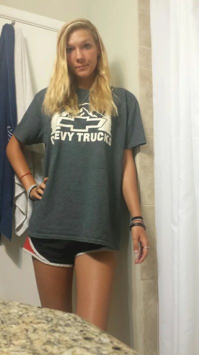 Молодая девушка продемонстрировала свою небольшую грудь