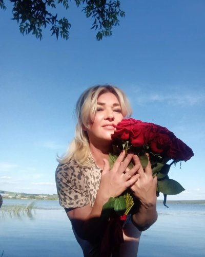 Горячая Анастасия показывает свои прелести на камеру