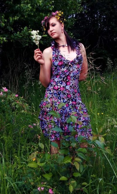 Сфоткал и потом заставил орально удовлетворить, а после трахнул в лесу