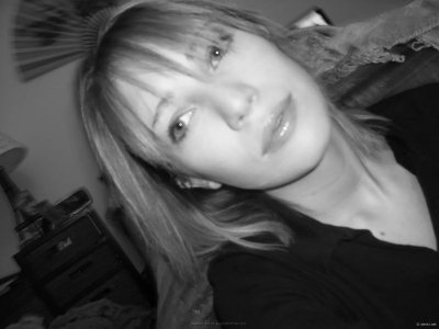 Трахает себя пальцами в киску