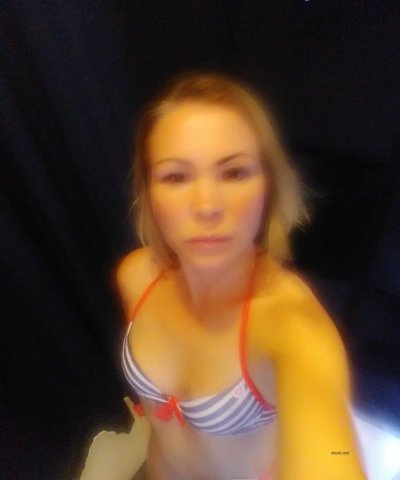 Горячая милфа фоткается в раздевалке