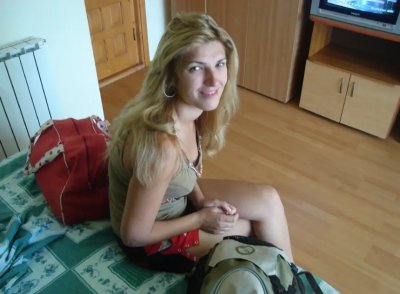 Отдыхает на берегу без лифчика