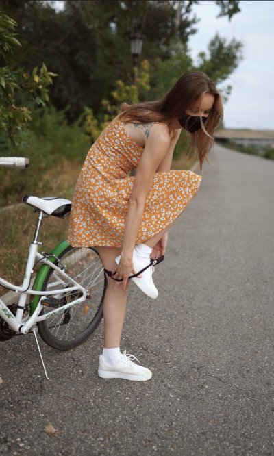 Девушка крутит педали и сбрасывает нижнее белье