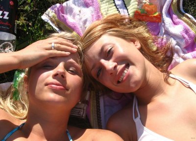 Шикарная красотка на пляже без лифчика