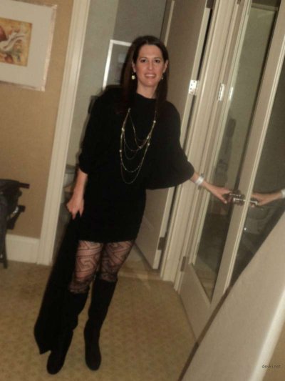 Девушка демонстрирует свое обнаженное тело на фотоаппарат