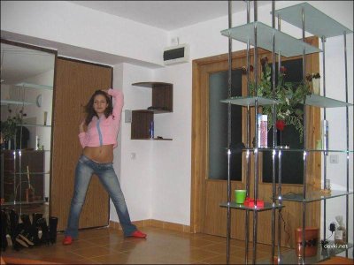 Шоколадная красотка показывает свои прелести в уютной постели