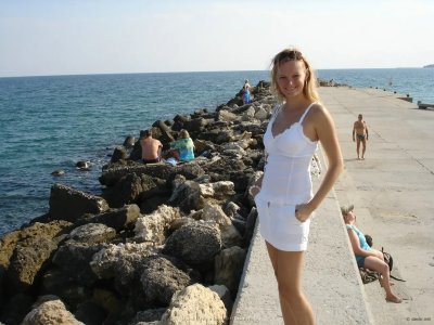 Дала на показ свои прелести: грудь и задницу