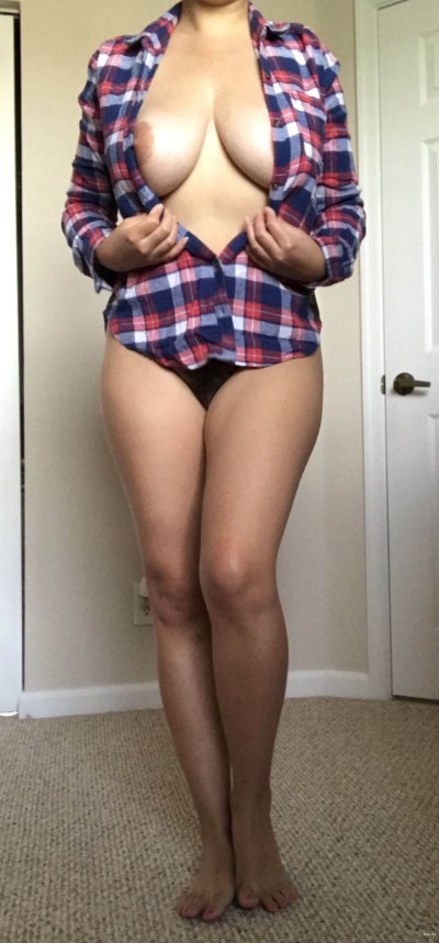 Соблазнительные формы в одной блузке: сочные дойки на самодельных снимках