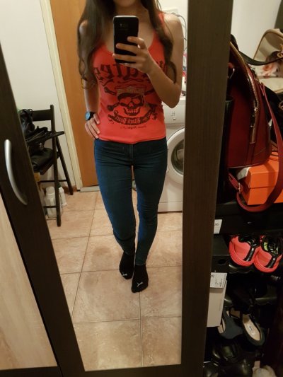 Дикая штучка раздевается из обтягивающих джинсов, показывает все до последней ниточки