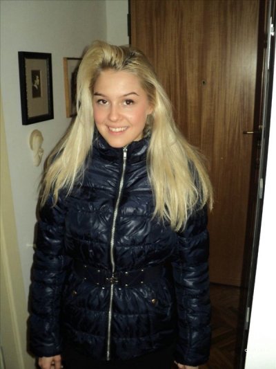 Развратная молодая дама сбрасывает одежду после выпивки