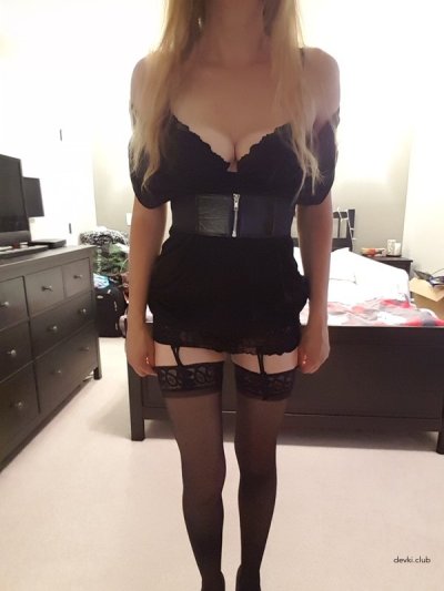 Развратная блонди в сетчатых колготках - горячее видео!