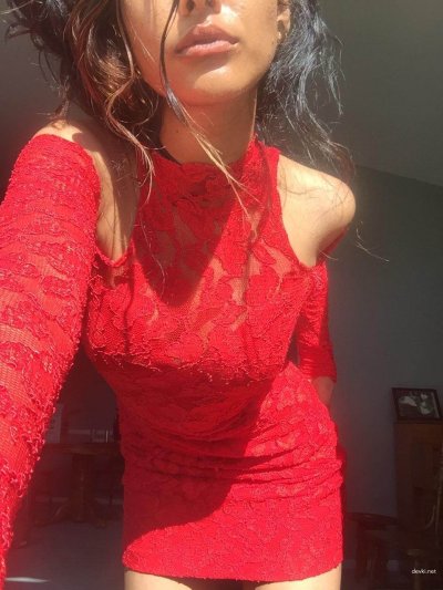 Пикантная красотка с игрушкой в заднице