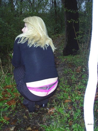 Женщина с красивыми формами занимается интимом