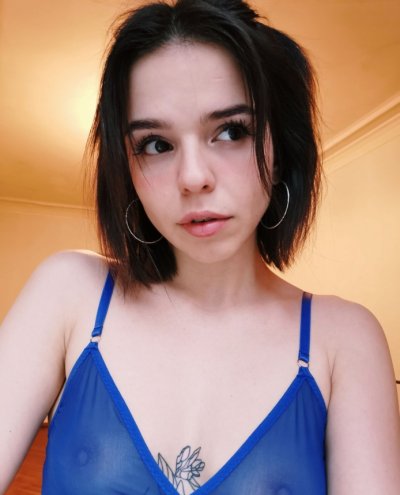 Красотка с черными волосами раздета, словно аппетитная леденец