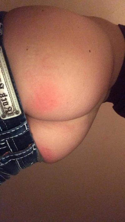 Открыла свои маленькие сиськи и аппетитную попку