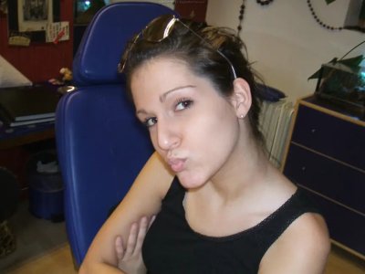 Красивая девушка нежно ублажает своего возлюбленного своим ртом