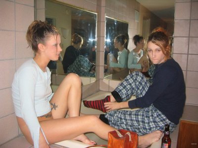 Две подружки в ванной: влажные игры вдвоем!