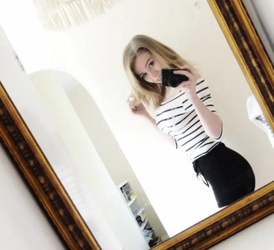 Пышногрудая блондинка показывает свои прелести на обнаженном фото