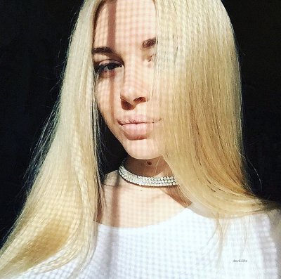 Развратная красотка делает минет парню