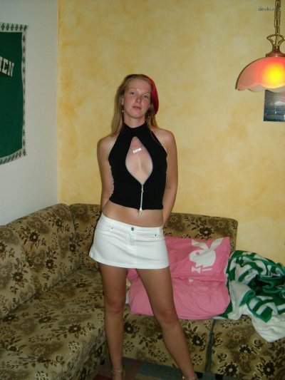 Сексуальная красотка показывает свою грацию в уютной обстановке