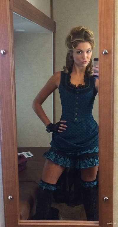 Сексуальная крошка позирует перед камерой