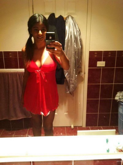 Сексуальная красотка показывает свои обнаженные формы