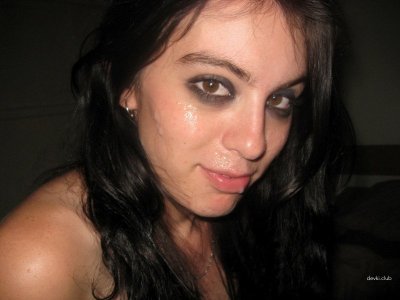 Крошка облизывает кончу после минета