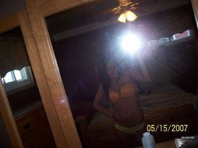 Сексуальная шатенка полностью раздета