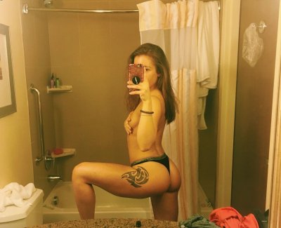 Красотка восхищается перед зеркалом своим подтянутым телом