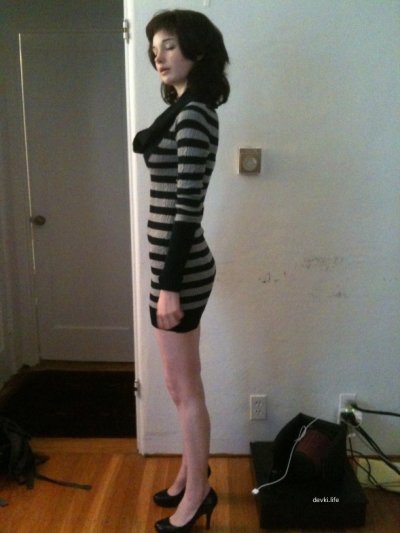 Диана Шурыгина демонстрирует свое обнаженное тело перед камерой