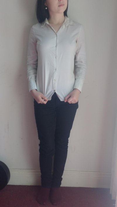 Шалунья скидывает с себя нижнее белье