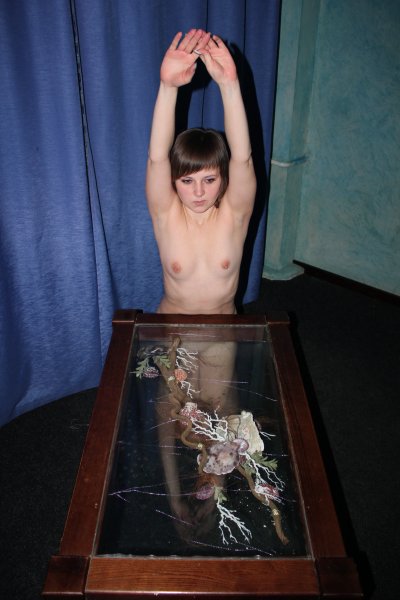 Развратница показывает свое обнаженное тело в гостиничном номере