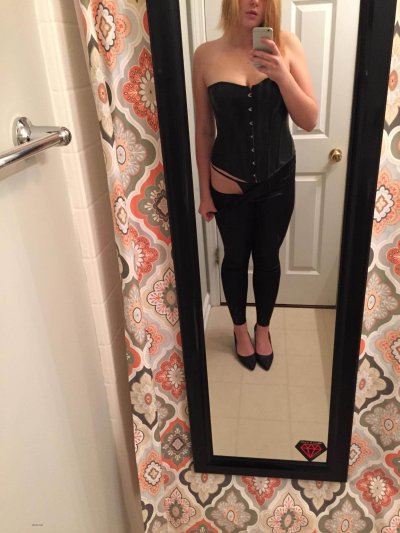 Пышнотелая красотка раздевается до гола