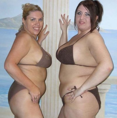 Толстушки в бассейне облизывают член.