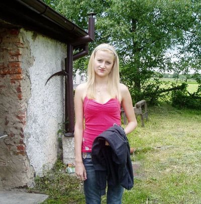 Молодая красотка делает минет прямо на улице