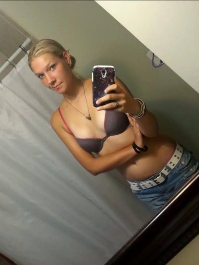 Молодая девушка продемонстрировала свою небольшую грудь