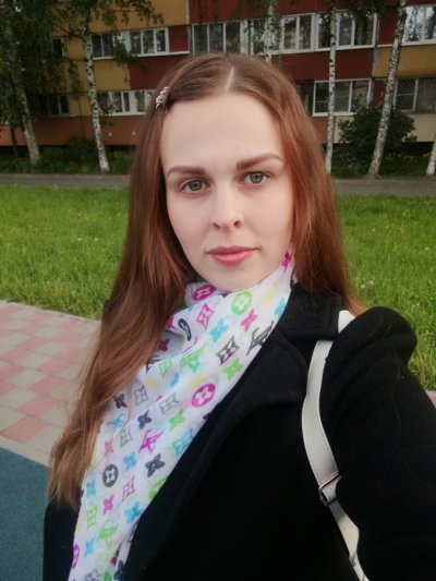 Развратная женщина демонстрирует свои прелести - грудь.