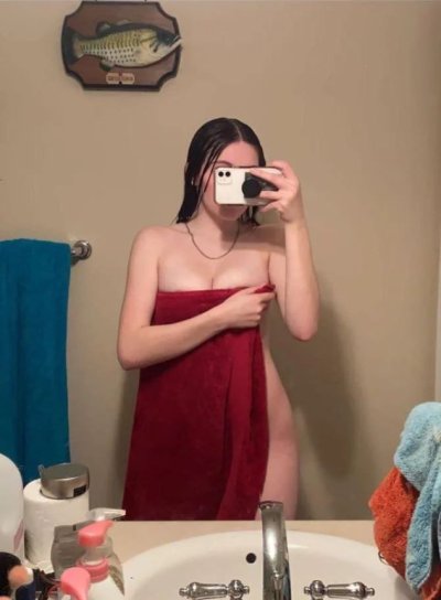 Фото горячей красотки, готовой показать свое обнаженное тело