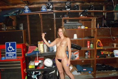 Развратная красотка обожает прогулки без белья