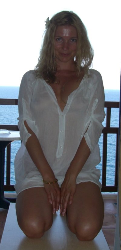 Соблазнительная красотка с идеальными формами и немного вызывающим характером, обнажается перед вами