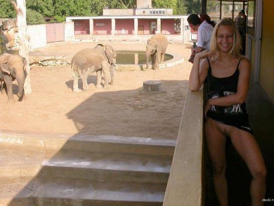 Блондинка раздевается на глазах у всех в общественных местах (часть 2)