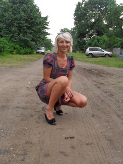 Нерешительная дама демонстрирует свое обольстительное тело