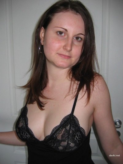 Показывает пышные формы, наслаждаясь мужским вниманием