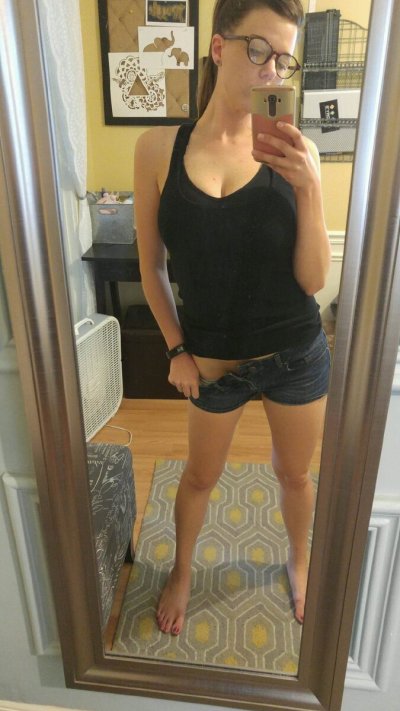 Фото сиськастой темноволосой девушки - сама по себе!