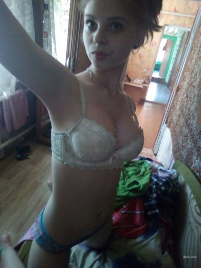 Фоткает свои прекрасные дойки - страстное увлечение!