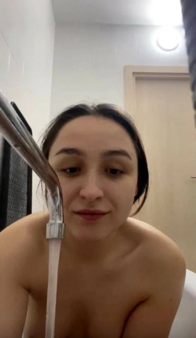 Раздетая девушка из России, готовая на все