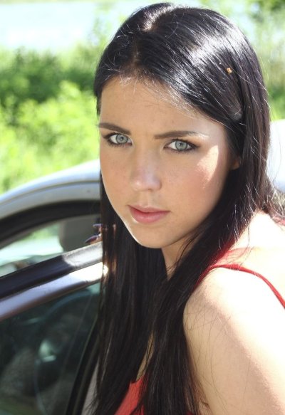 Молодая красотка удовлетворяет себя секс игрушкой